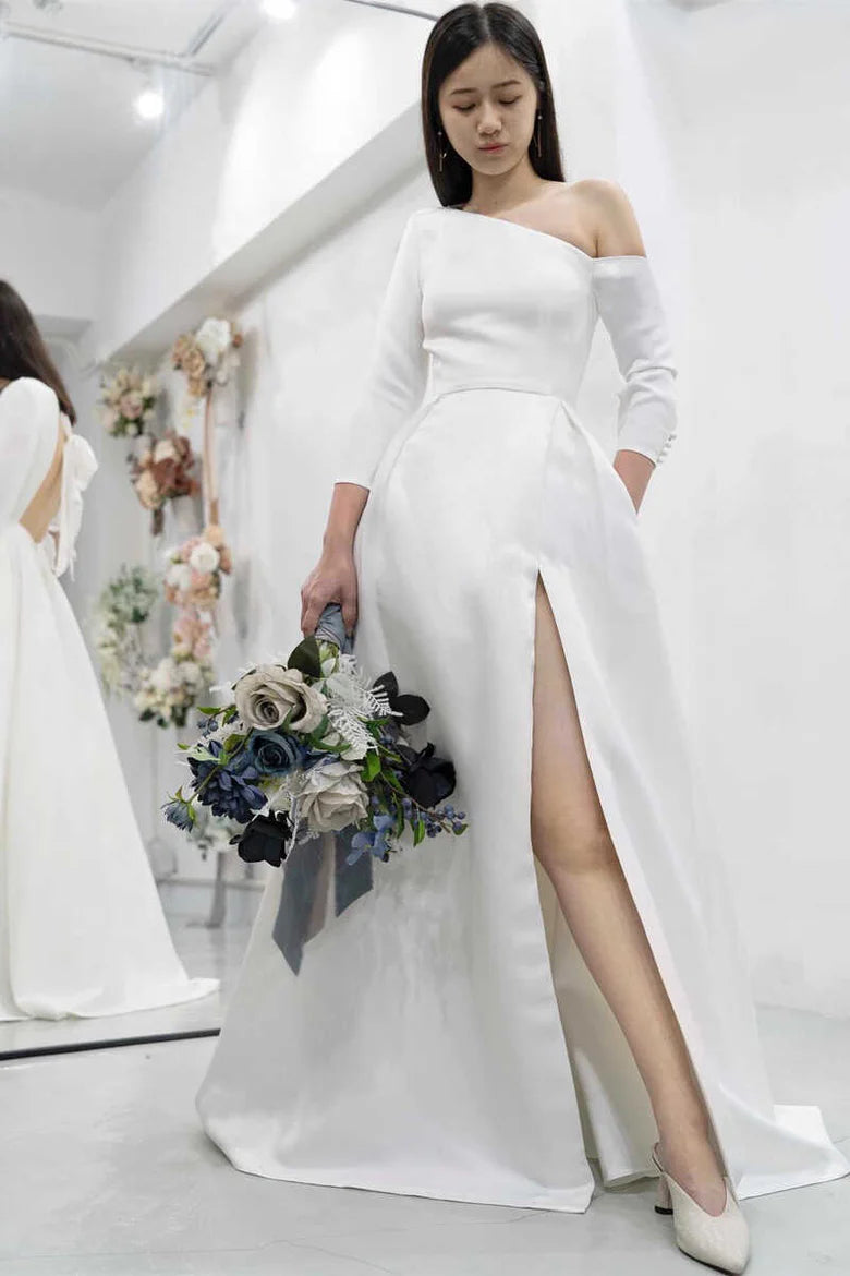 Vestido de novia asimétrico con espalda descubierta y abertura